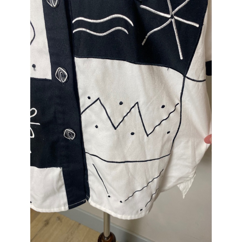 Vintage JG Petite by Joyce 90s Abstract Embroidered Shirt Black White Colorblock - Picture 3 of 7
